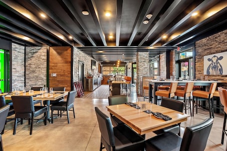 Dinner served . Cobblestone Hotel & Suites - Waukesha/West Milwaukee