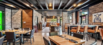 Cobblestone Hotel & Suites - Waukesha/West Milwaukee