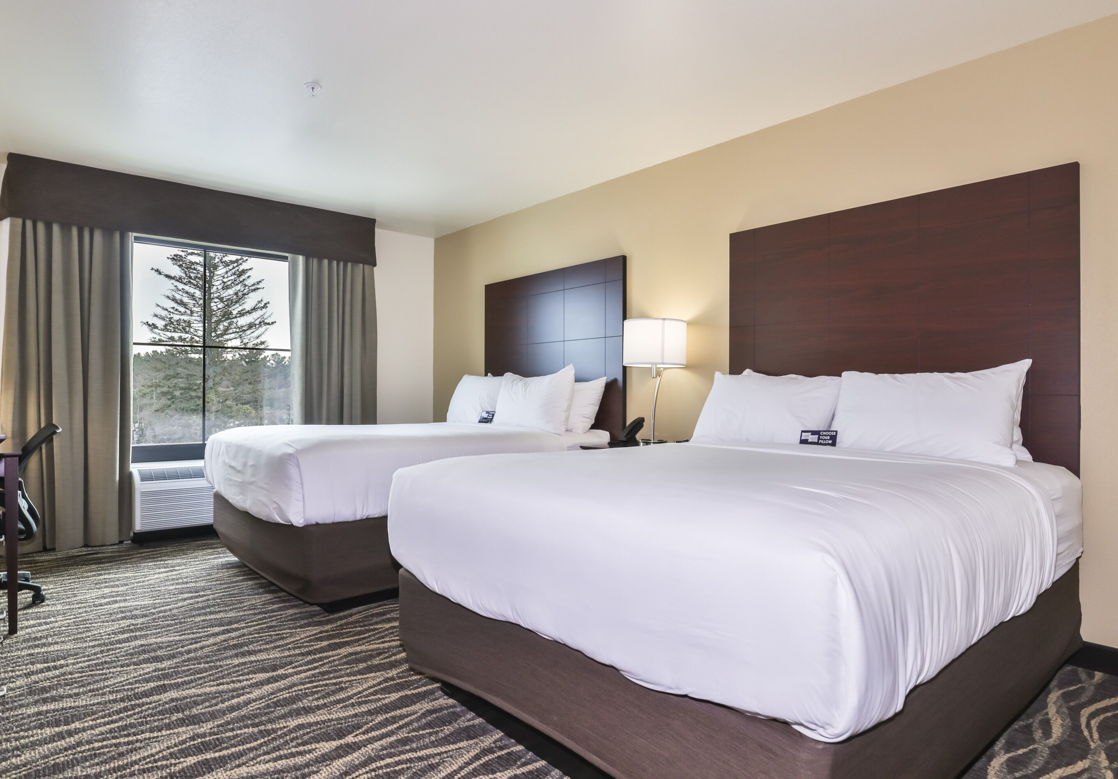 Cortinas blackout, tabla de planchar con plancha y wifi gratis 