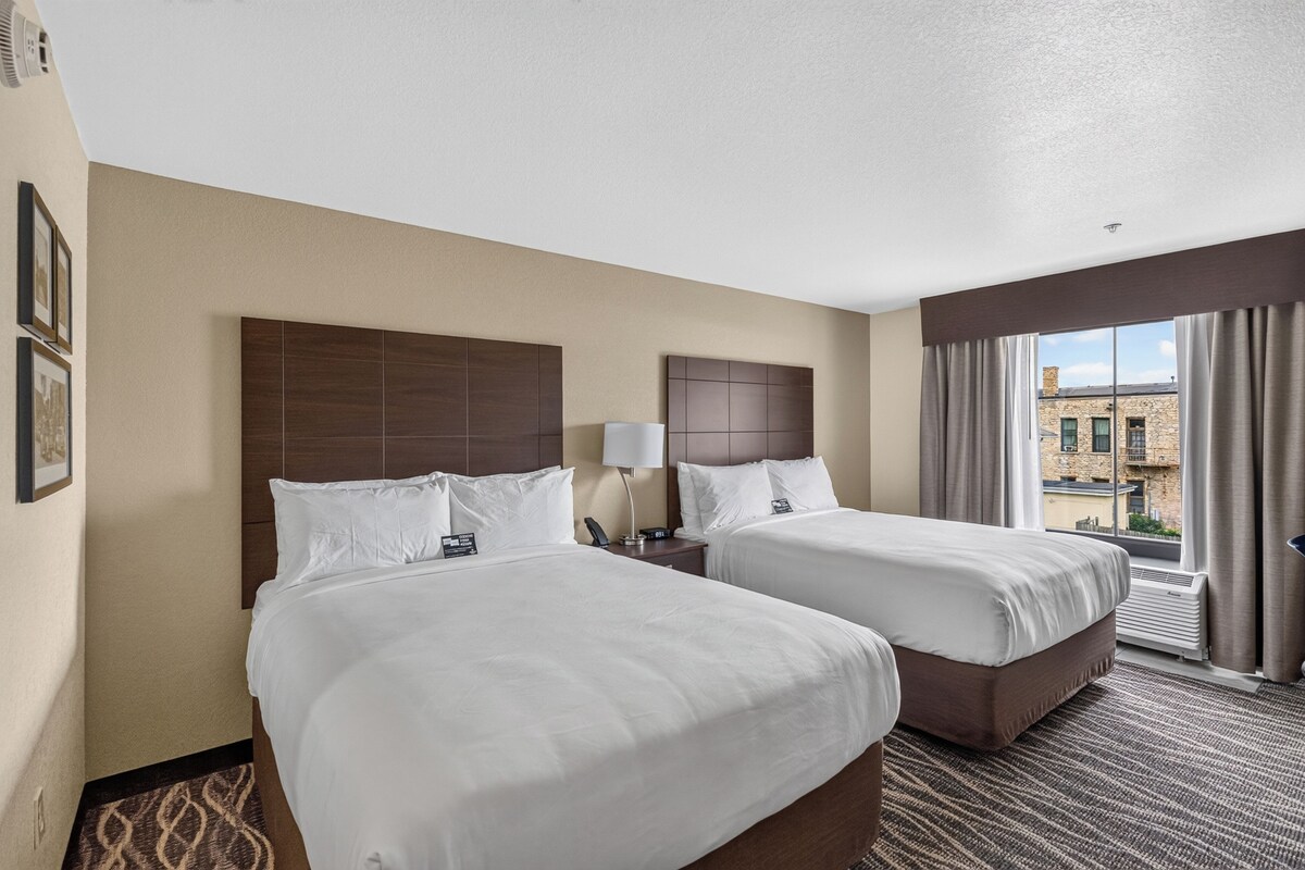 Escritorio, espacio para trabajar con un portátil, cortinas opacas