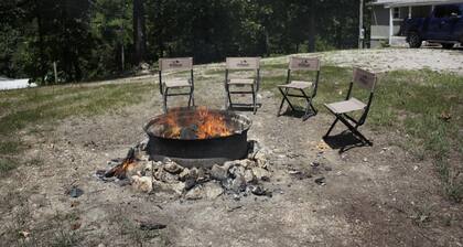 Comfy Rustic Cabin for Fishing & Hunting / Fire Pit & Cleaning Table