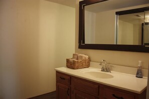Serviettes fournies, savon, papier toilette