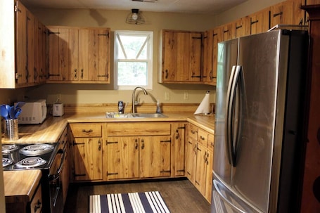 Frigorifero, microonde, forno, piano cottura. Hunting / Fishing Cabin at Lake Wappapello