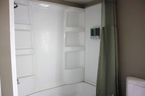Ducha, secador de pelo, toallas, jabón