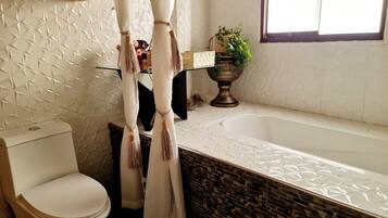 Secador de pelo, toallas, jabón y papel higiénico