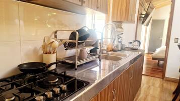 オーブン、コーヒー / ティーメーカー、電気ポット、調理器具と食器