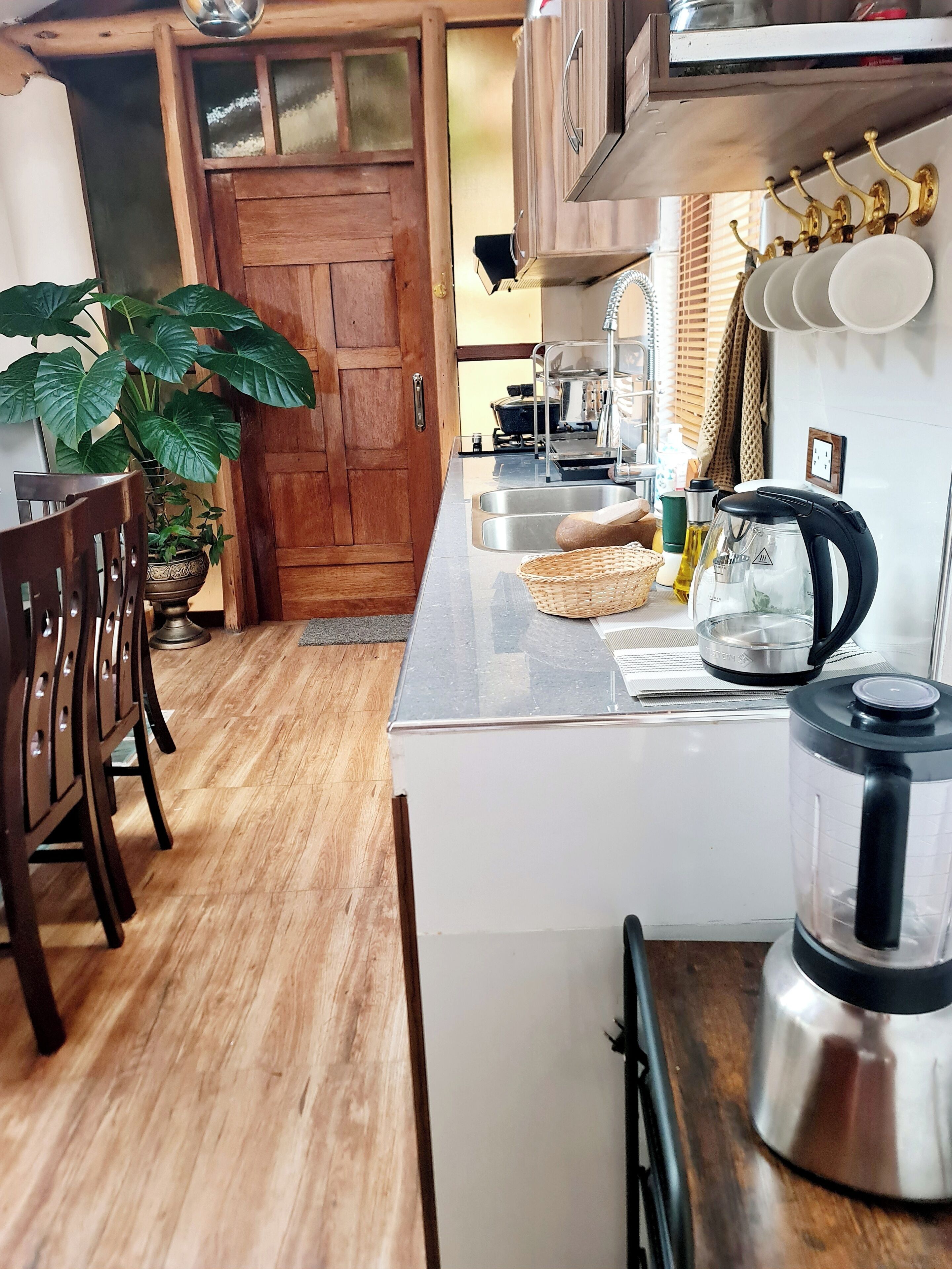 Horno, cafetera y tetera, tetera eléctrica y utensilios de cocina 