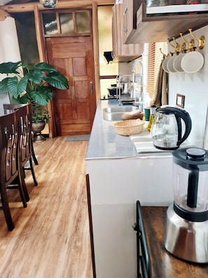 Four, cafetière/bouilloire, bouilloire électrique