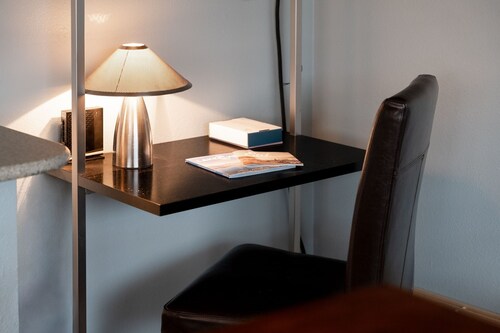 Modern Chelan Condo w/ Views, Pool & Fireplace