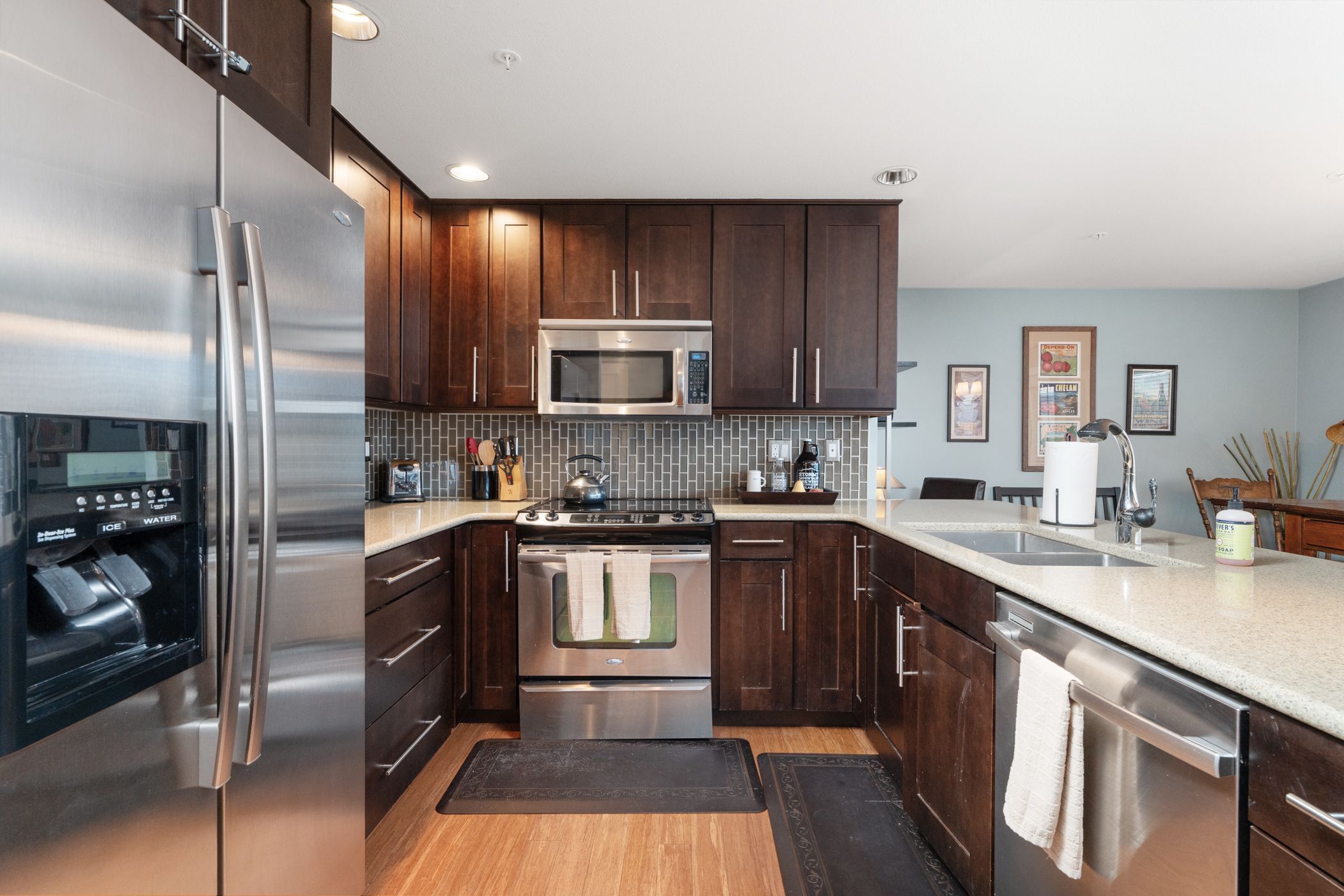 冷蔵庫、電子レンジ、オーブン、コンロ