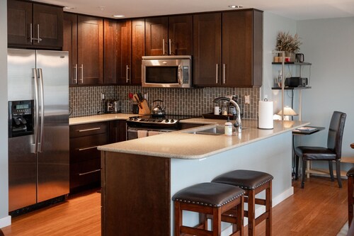 Modern Chelan Condo w/ Views, Pool & Fireplace