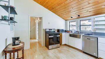 Fridge, microwave, stovetop, dishwasher