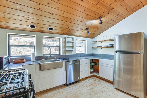 Fridge, microwave, stovetop, dishwasher