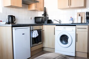 Kühlschrank, Mikrowelle, Ofen, Wasserkocher mit Kaffee-/Teezubehör