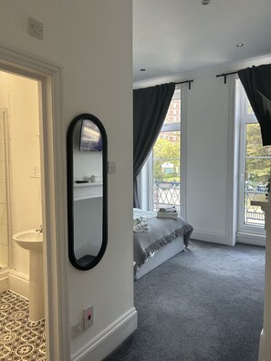 Tabla de planchar con plancha, wifi gratis, ropa de cama