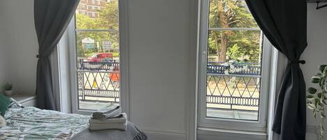 1 habitación, tabla de planchar con plancha, wifi gratis y ropa de cama