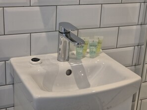 Sèche-cheveux, serviettes fournies