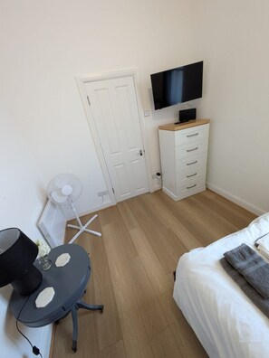 Iron/ironing board, WiFi, bed sheets