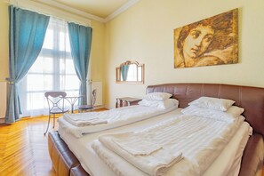 3 habitaciones, tabla de planchar con plancha, wifi y ropa de cama 