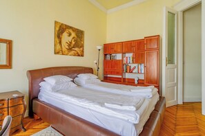 3 Schlafzimmer, Schreibtisch, Bügeleisen/Bügelbrett, WLAN