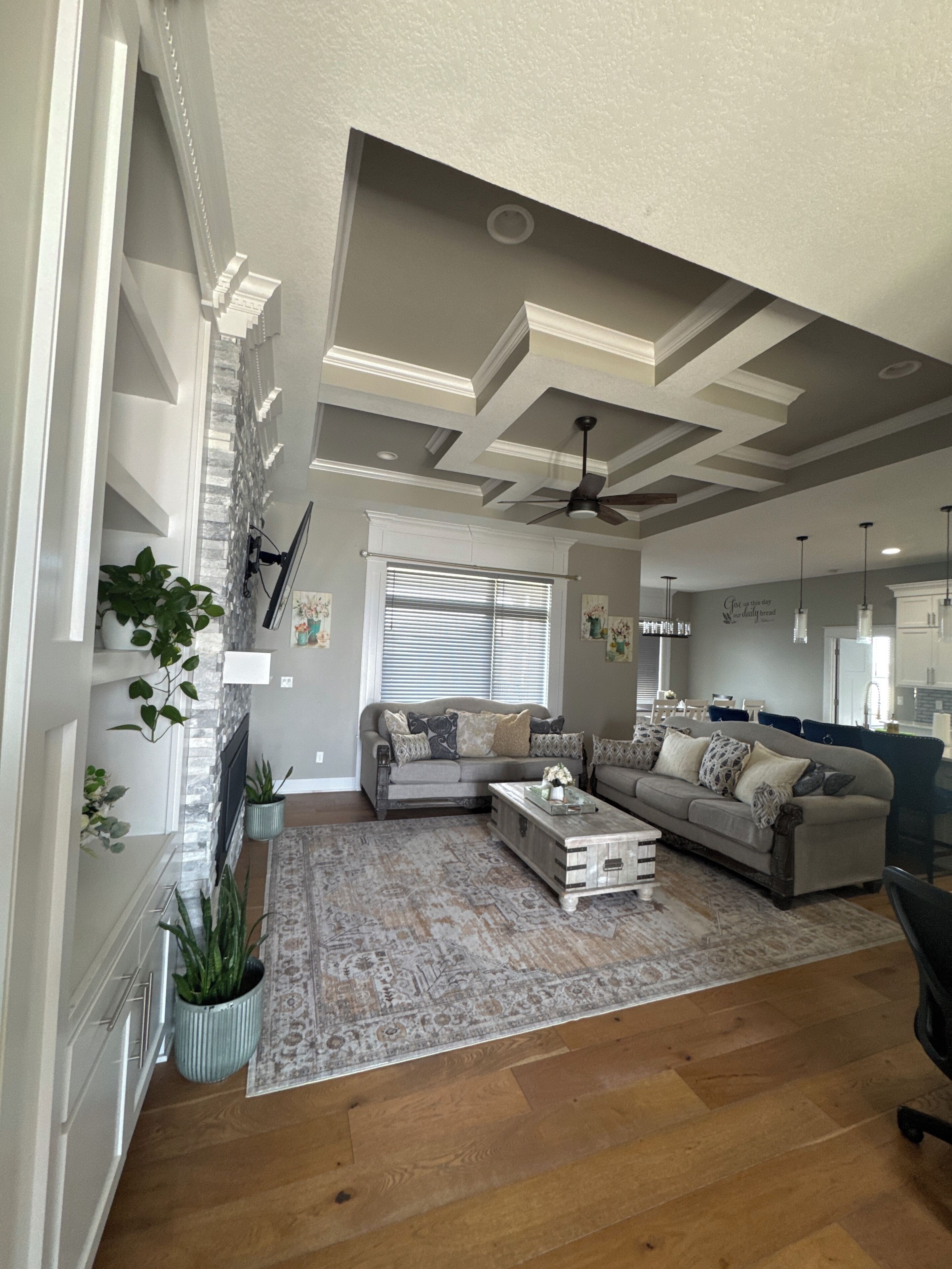 Smart-tv, eldstad, ett bordtennisbord och printers