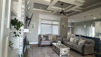 Smart-tv, eldstad, ett bordtennisbord och printers