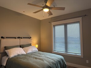 5 bedrooms, desk, iron/ironing board, WiFi - Convenient functional quiet 5 bedroom 3 bath home in Clive. (Clive)