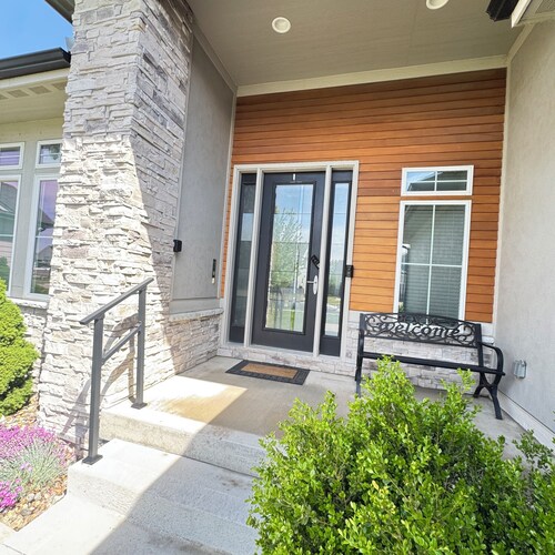 Convenient functional quiet 5 bedroom 3 bath home in Clive.