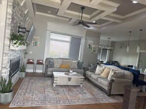 Smart TV, fireplace, ping pong, printers - Convenient functional quiet 5 bedroom 3 bath home in Clive. (Clive)