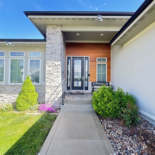 Convenient functional quiet 5 bedroom 3 bath home in Clive.