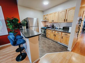 Fridge, microwave, oven, stovetop - Convention Lux / 4 King Beds / Pool Table / 120" P (Philadelphia)