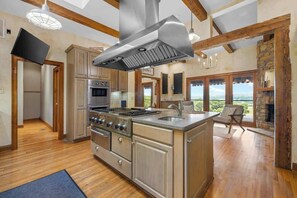 Réfrigérateur, micro-ondes, plaque de cuisson, cafetière/bouilloire