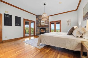 5 bedrooms, desk, WiFi, bed sheets