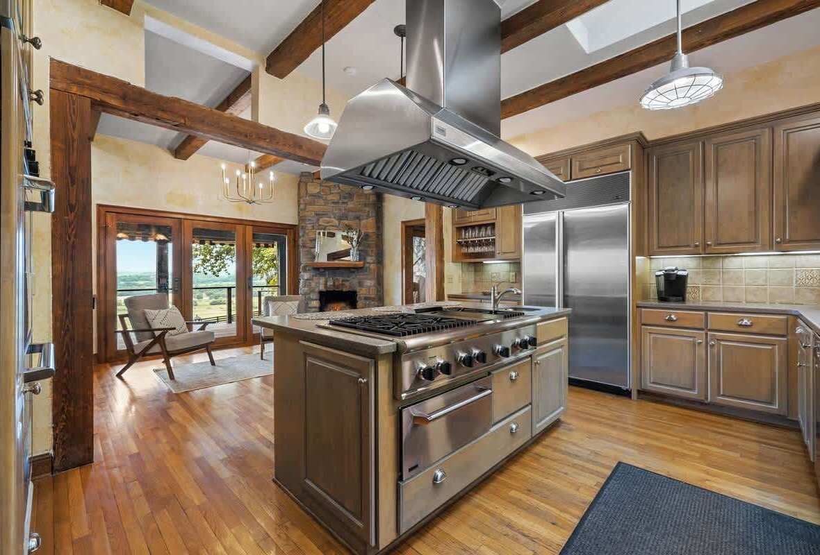 Frigorífico, microondas, placa de cocina y cafetera o tetera