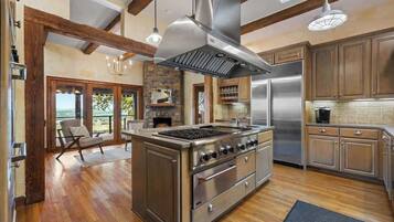 Frigorífico, microondas, placa de cocina y cafetera o tetera