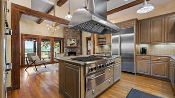 Frigorífico, microondas, placa de cocina y cafetera o tetera