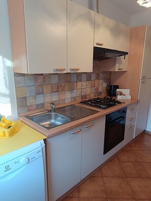 Een koelkast, een microgolfoven, een oven, een kookplaat