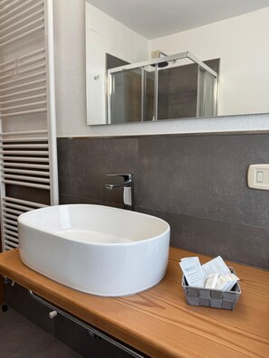 Douche, sĂšche-cheveux, bidet, serviettes fournies