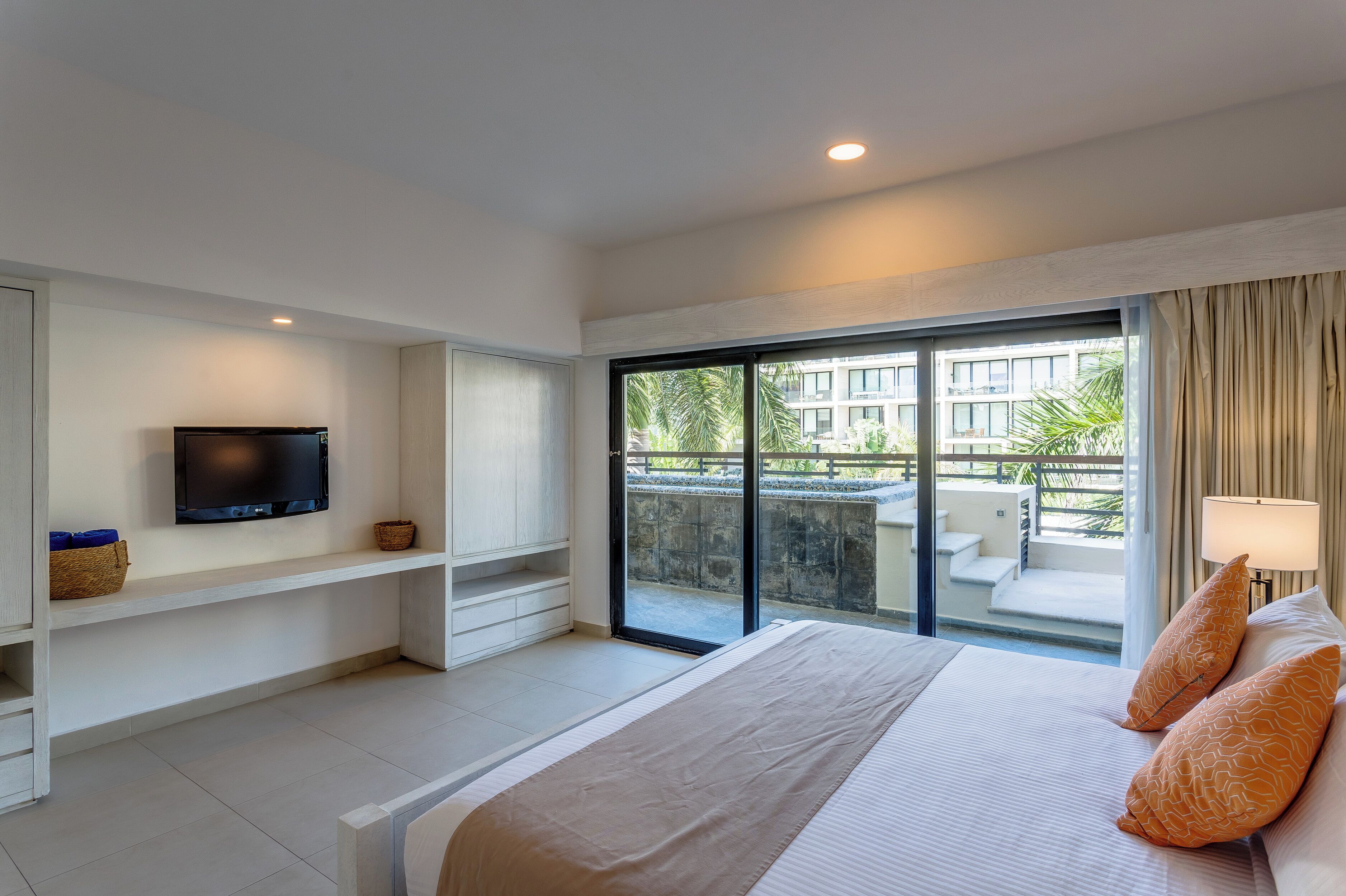 Family Apartment | In-room safe, iron/ironing board, free WiFi, bed sheets