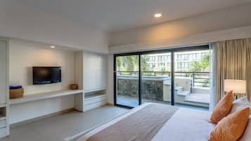 Family Apartment | In-room safe, iron/ironing board, free WiFi, bed sheets