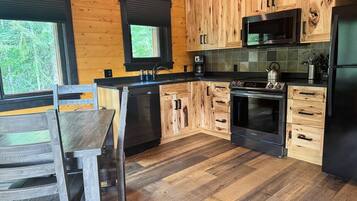 Horno, lavavajillas, cafetera y tetera y utensilios de cocina