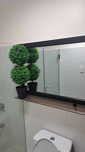 Dusj, hårføner, bidé og håndklær