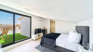 Een strijkplank/strijkijzer, wifi, beddengoed