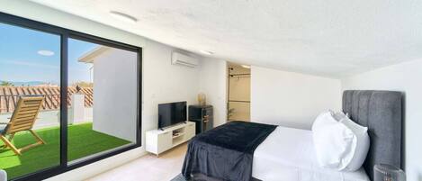 1 dormitorio, tabla de planchar con plancha, wifi y ropa de cama