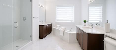 Serviettes fournies, savon, papier toilette