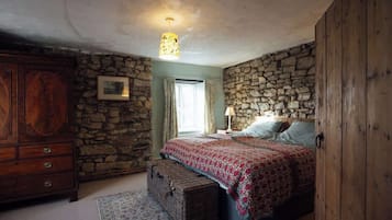 5 chambres, bureau, fer et planche Ă repasser, lit parapluie