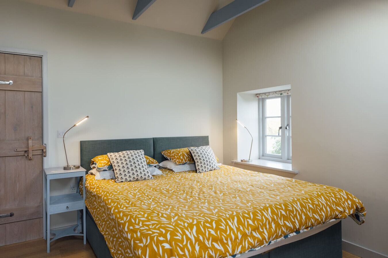 5 chambres, bureau, fer et planche à repasser, lit parapluie