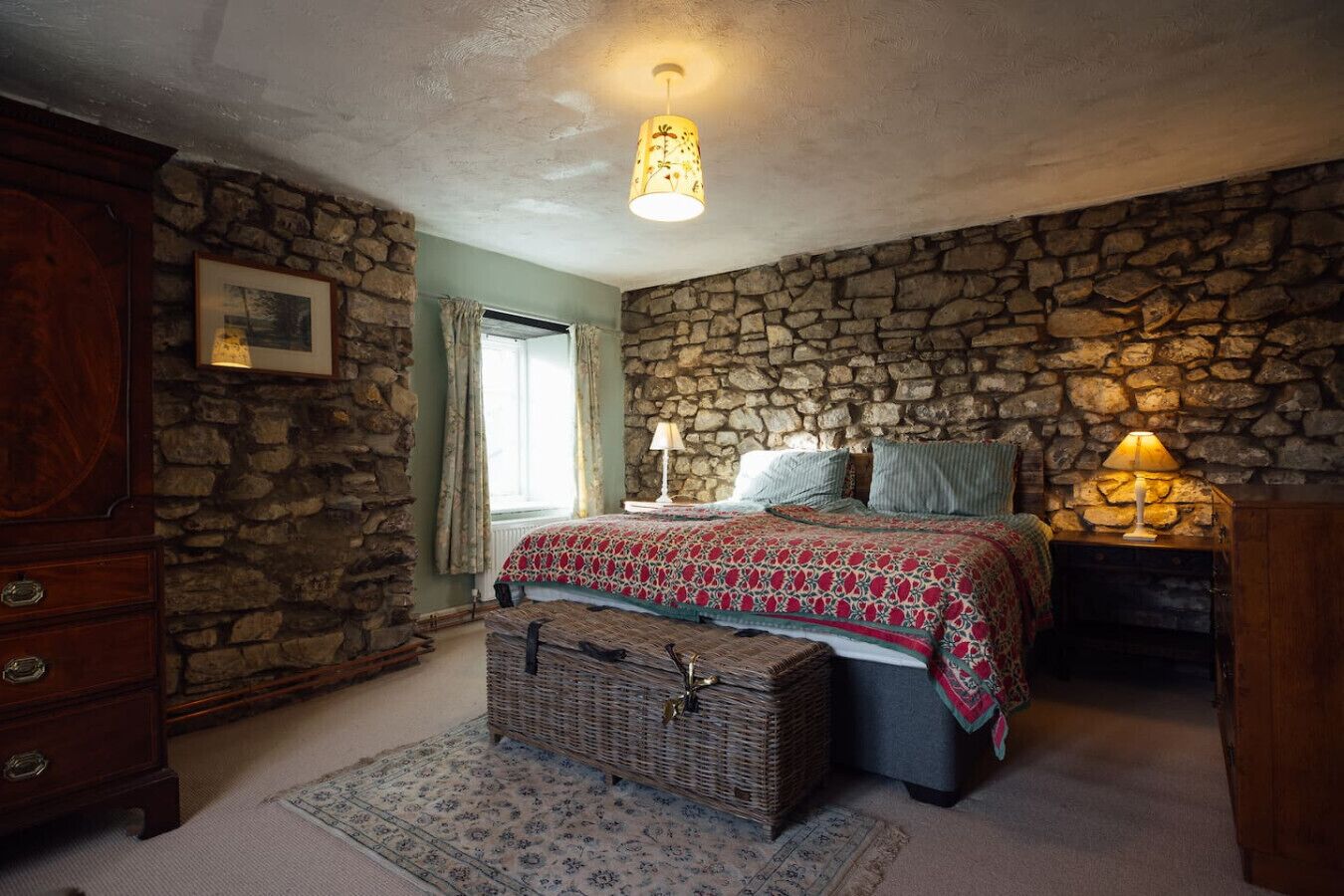 5 makuuhuonetta, työpöytä, silitysrauta/-lauta, vauvan matkasänky