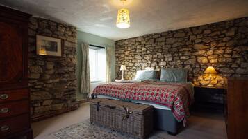 5 slaapkamers, een bureau, een strijkplank/strijkijzer, reisbedje