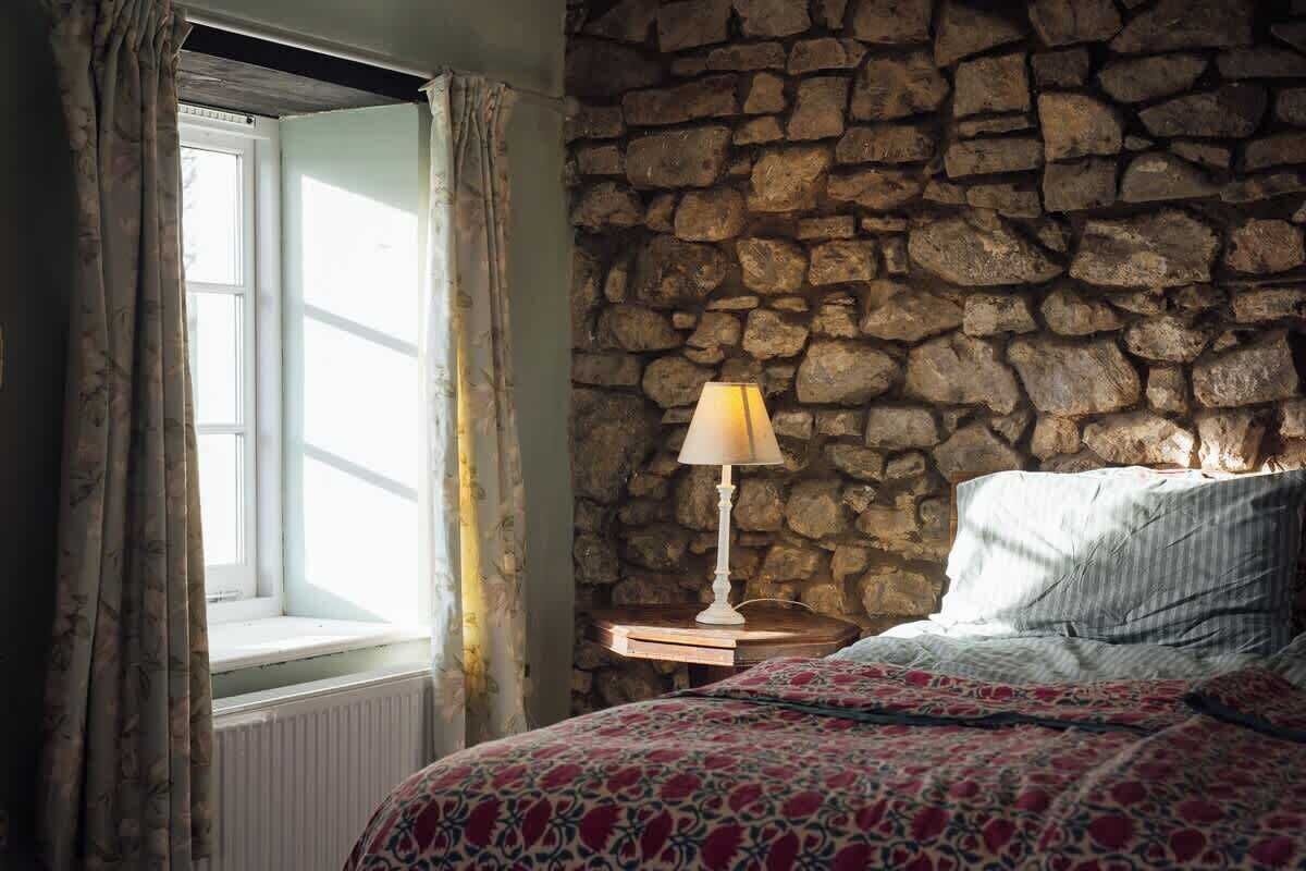 5 habitaciones, escritorio y tabla de planchar con plancha 